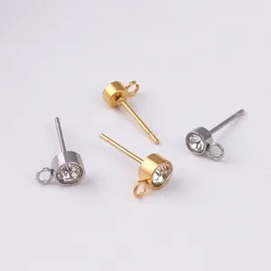 Detalle de pendientes de acero inoxidable con bucles y pedrería para joyería DIY
