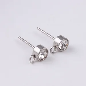Primer plano de pendientes de acero inoxidable con pedrería y bucles para piezas DIY