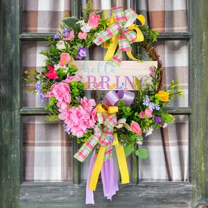 Ghirlanda di fiori primaverili con targa in legno hello SPRING e fiocchi.