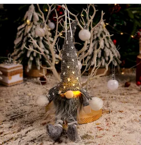 Detailansicht der warm leuchtenden LED im Inneren des gestrickten Weihnachtsgnom-Anhängers