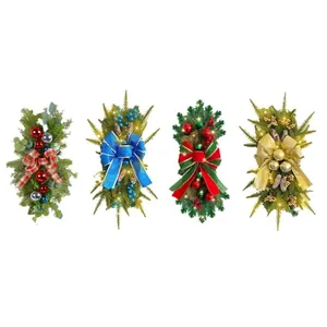Set aus vier dekorativen Weihnachts-Tannen-Gestecken mit bunten Schleifen und Ornamenten.