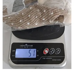 Detaillierte Ansicht des exakten 51g Gewichts eines gestrickten Weihnachtswichtels auf der Waage