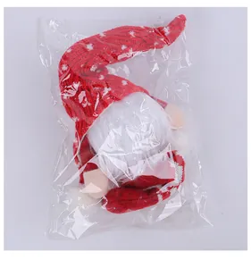 Detailansicht eines Weihnachtsgnoms aus Plüsch in einer transparenten Verpackung