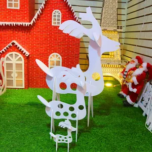 Vue détaillée de trois rennes décoratifs stylisés blancs pour les grands décors de Noël