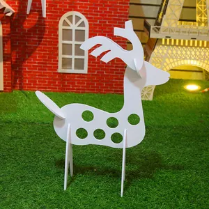 Vue latérale d'une figurine de renne en plastique blanc pour décor de Noël minimaliste