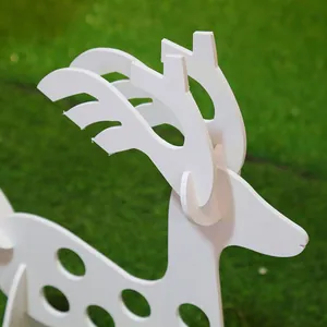 Gros plan du détail d'assemblage d'une décoration de renne de Noël en plastique blanc.