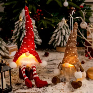 Gemütliche beleuchtete Weihnachtswichtel mit Strickmützen und weißen Bärten für Deko