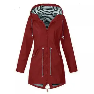 Wasserdichte rote Windjacke mit Kapuze, gestreiftem Innenfutter und Taillenkordelzug