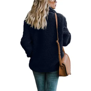 Rückansicht einer kuscheligen marineblauen Fleecejacke für Damen mit warmem Reverskragen.