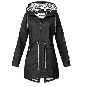 Schwarze wasserdichte Damen-Windjacke mit Kapuze und schickem Streifenfutter-Detail