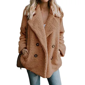 Gemütlicher brauner Teddy-Plüschmantel für Damen mit stilvollem Revers und Knöpfen.