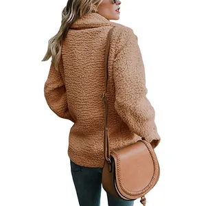 Rückansicht einer gemütlichen braunen Teddy-Fleecejacke für Damen mit schickem Reverskragen