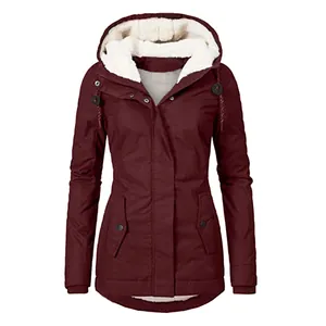 Vorderansicht einer weinroten Damen-Winterparka mit Fleecefutter und Kapuze im Slim-Fit-Design