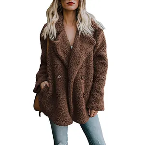 Detaillierte Ansicht eines braunen Teddy-Mantels für Damen mit Revers und Knöpfen.
