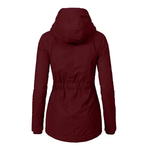 Rückansicht einer burgunderroten Damen-Winterjacke mit Kapuze und verstellbarer Taille.