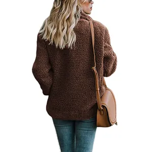 Detaillierte Rückansicht einer gemütlichen braunen Teddy-Fleecejacke für Damen aus Plüsch