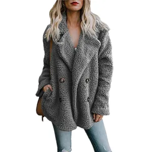 Nahaufnahme einer modischen grauen Plüschjacke mit Revers und Knopfdetails für Damen