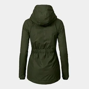 Detailansicht der Rückseite eines dunkelgrünen Damen-Winterparkas mit Kordelzug an der Taille