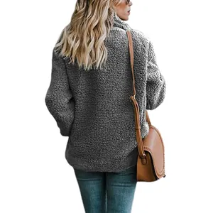 Rückansicht einer grauen Damen-Sherpa-Plüschjacke mit weicher Textur und Reverskragen