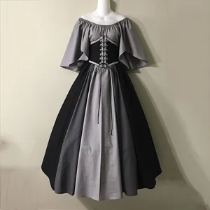 Detail van een vintage middeleeuwse grijze en zwarte jurk met korsetstijl detail