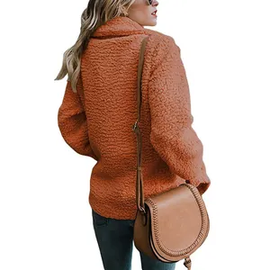 Detailansicht der Damen-Teddyfleecejacke in Orange mit kuscheliger Plüschstruktur und Stil.
