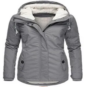 Detaillierte Makroansicht eines grauen Winterparkas für Damen mit warmer Fleecekappe