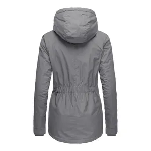 Detaillierte Rückansicht einer warmen grauen Damen-Winterjacke mit Kapuze und Taillenzug.