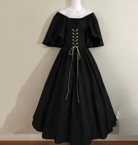 Vista detallada del vestido medieval negro con cintura de corsé y mangas acampanadas