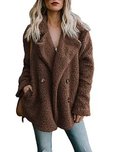 Brauner Damen-Teddy-Mantel aus Kunstpelz mit Revers und Knöpfen, ideal für den Winter.