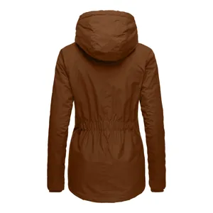 Rückansicht eines braunen Damen-Winterparkas mit Kapuze und verstellbarem Kordelzug