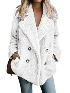 Lässiger weißer Teddy-Mantel für Damen mit breitem Revers und zweireihigen Knöpfen.