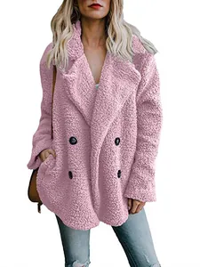 Eleganter rosa Damen-Teddy-Fleece-Mantel mit Reverskragen und Doppelknopfleiste.