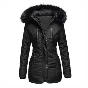 Détail d'une parka d'hiver noire pour femme avec empiècements en cuir PU et capuche en fourrure
