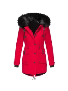 Parka d'hiver rouge épais pour femme avec grande garniture de capuche en fausse fourrure.
