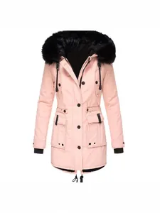 Parka d'hiver rose pour femme avec capuche en fausse fourrure noire et poches multiples.