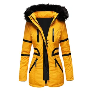 Parka d'hiver jaune pour femmes avec capuche en fausse fourrure et détails en patchwork de cuir PU.