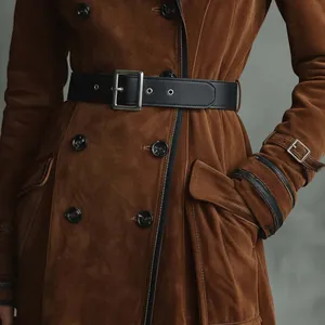 Detailansicht eines eleganten braunen Wildleder-Trenchcoats mit schwarzem Gürtel