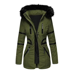 Vue détaillée de la parka d'hiver vert olive pour femme avec bordure en fausse fourrure