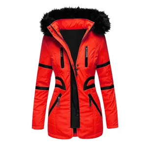 Gros plan sur une parka d'hiver orange vif avec garniture en fourrure noire et cuir PU