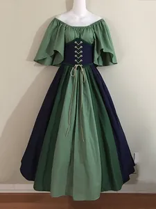 Vintage middeleeuwse jurk met blote schouders, groen kleurvlak-design en korset-taille