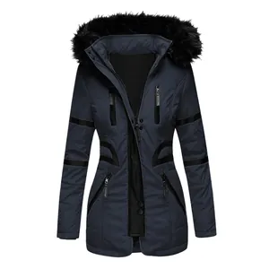 Détail de la parka d'hiver pour femme avec coupe ajustée et capuche en fourrure