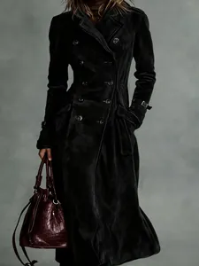 Eleganter schwarzer Wildleder Doppelreiher Trenchcoat mit burgunderfarbener Tasche