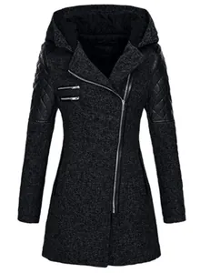 Dettaglio del cappotto di lana da donna con zip diagonale e maniche in pelle trapuntata
