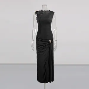 Robe longue noire ajustée avec des plis latéraux et une boucle métallique.