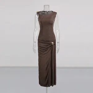 Vue détaillée de la robe plissée marron sans manches avec boucle en métal dorée.