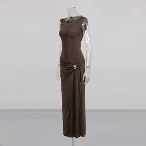 Vue détaillée d'une robe longue sans manches marron avec boucle métallique élégante