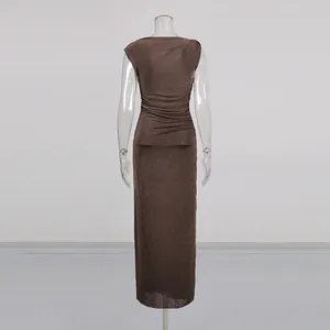 Vue arrière d'une robe marron sans manches avec boucle dorée élégante sur l'épaule