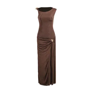 Vue détaillée de la boucle métallique et du drapé plissé sur une robe longue marron