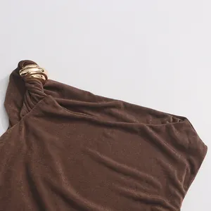 Vue détaillée de la boucle en métal doré sur une robe plissée marron à une épaule