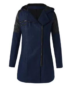 Vista frontale di un cappotto con cappuccio blu scuro con zip asimmetrica e maniche in pelle